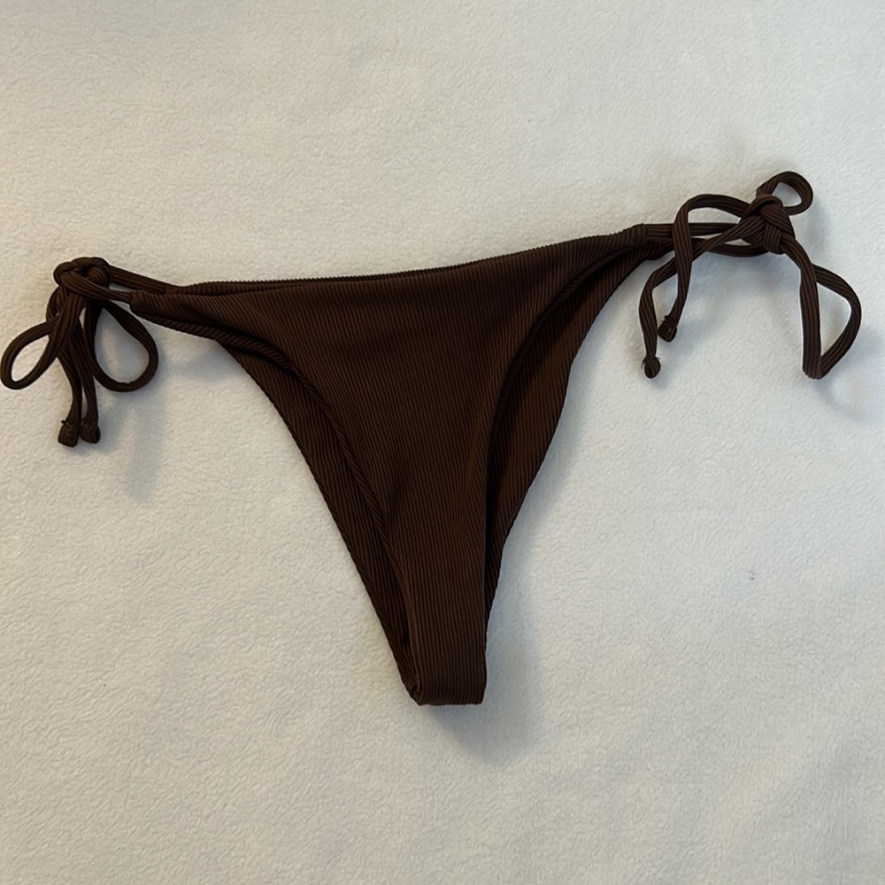 Bikini - Picture 3 of 3
